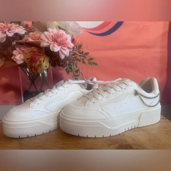 BERKSHA casual all white shoes with a gold chain size 7.5 women’s NWT - Picture 4 of 9